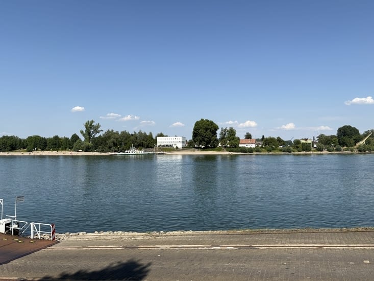 Nous avons pris le bac et traversé le Rhin à Oppenheim