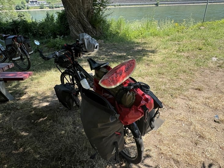 6 kg de plus dans ma sacoche. JM a failli acheter la pastèque entière !