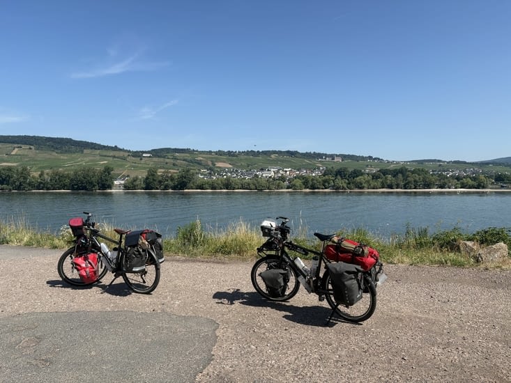 De belles bâtisses sur l’autre rive .