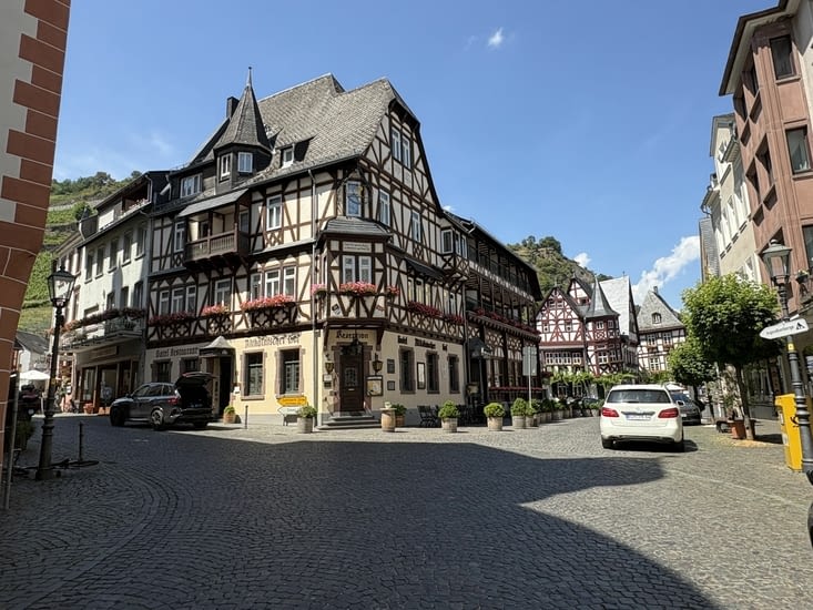 Les tours penchent un peu , le vin et l’architecture c’est compliqué.