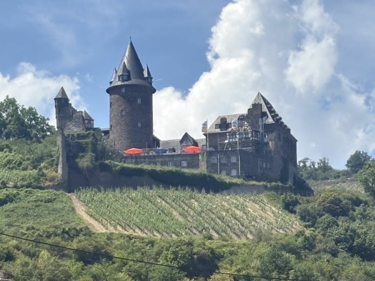 Toujours côté gauche .