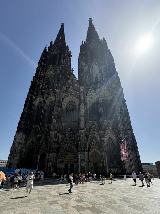 Des tours gothiques de 157 m.