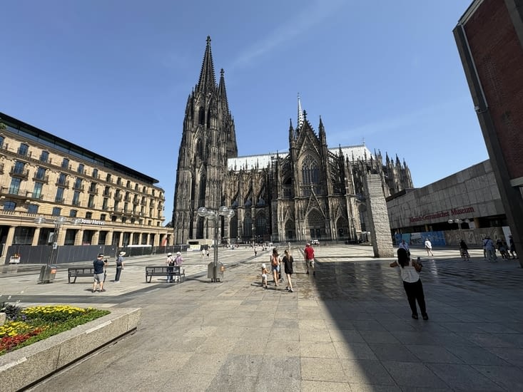 La gigantesque < Haute Église cathédrale St Pierre > .