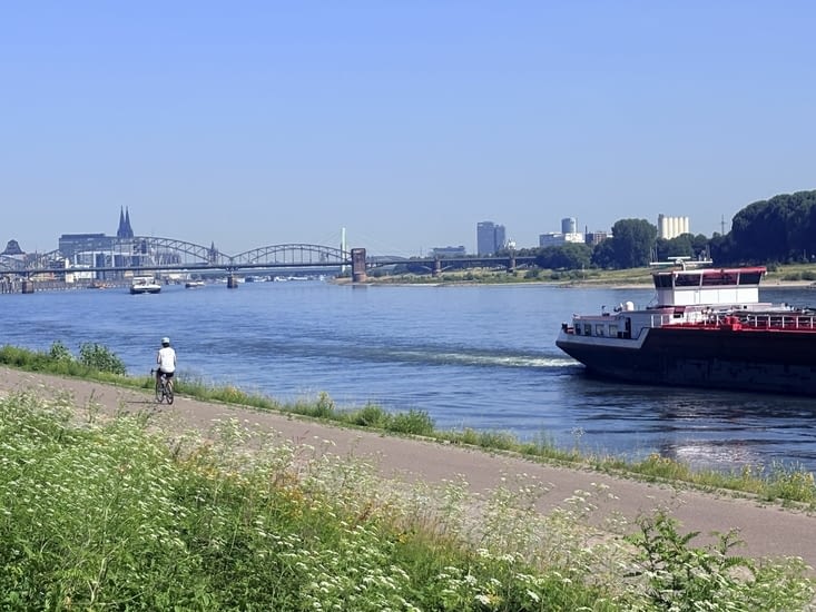 Péniche , cycliste, pont, cathédrale… c’est. Cologne .