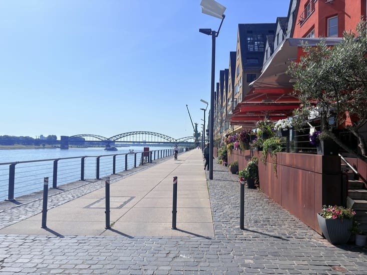 Très contemporain les quais côté gauche .