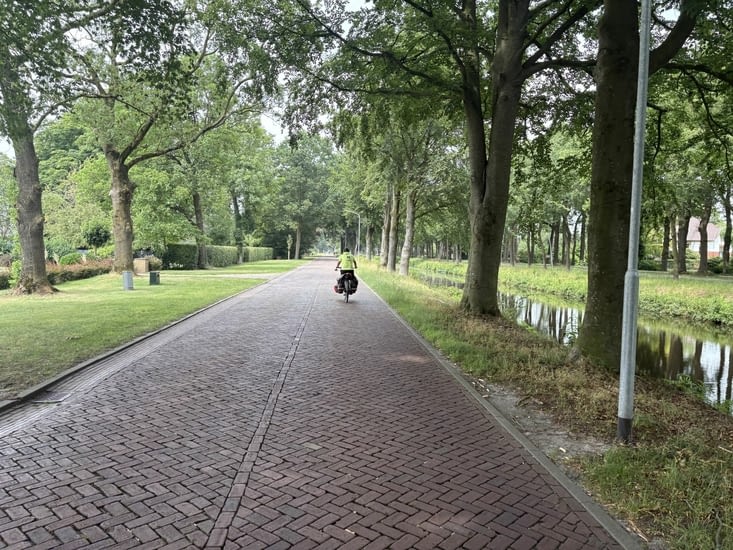 Un canal et une autoroute à vélo , pavée bien sûr .
