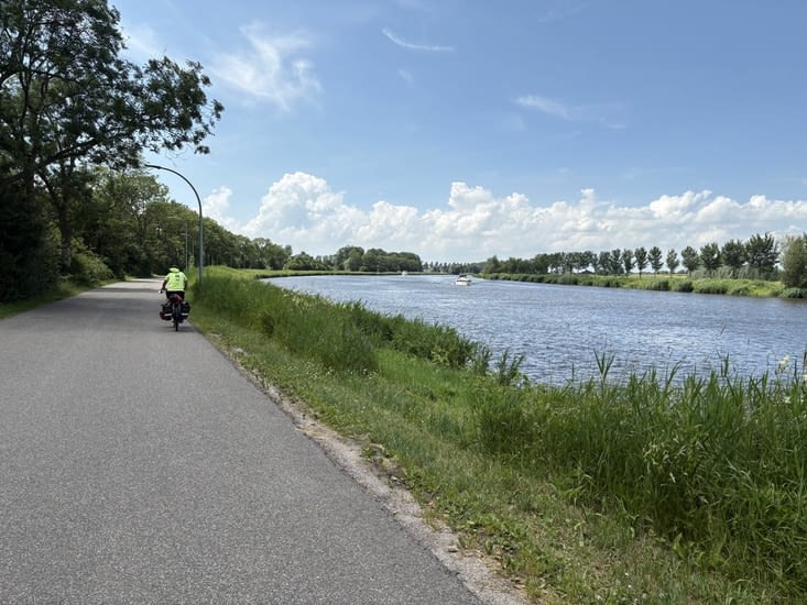 À fond vers l’Ouest le long du Van Starkenborhk.