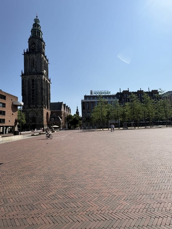 La tour et sa place .
