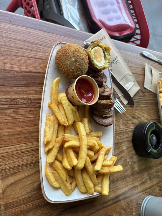 Un repas montré du doigt .