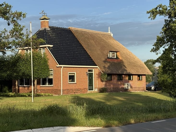Maison en chaume et tuile .