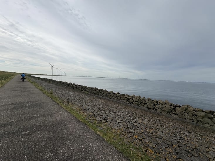 1100 km2 . Et beaucoup de moulins  modernes