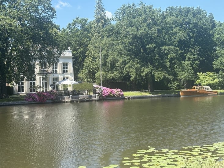 Entre Utrecht et Amsterdam le long d’un grand canal des maisons avec bateau .