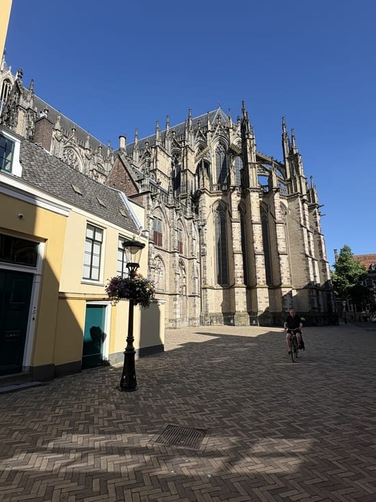 Sa cathédrale imbriquée dans la ville , difficile à photographier.