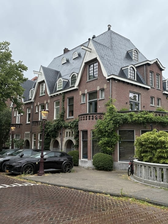 Le beau quartier derrière le parc .
