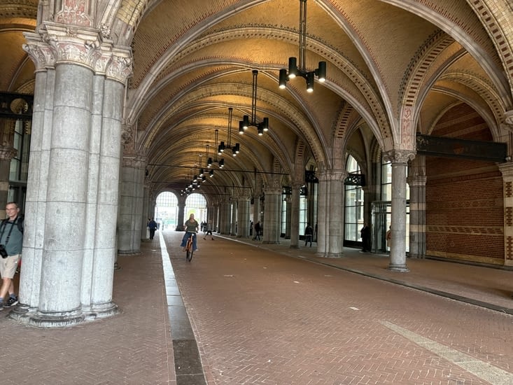 Passage dans le musée