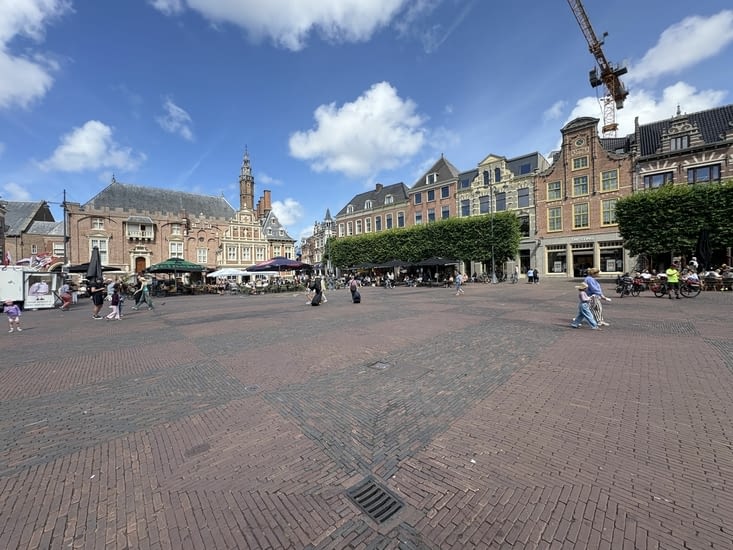 La grande place et ses cafés .