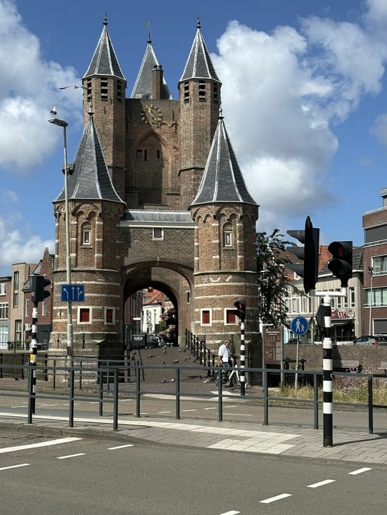 Vous entrez à Haarlem .
