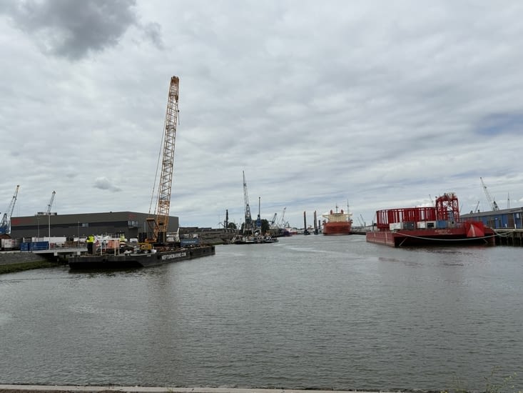 Le très grand port .