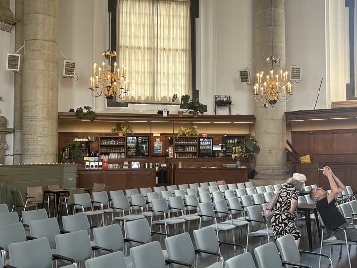 C’est la seconde église que nous rencontrons avec un bar à l’intérieur.