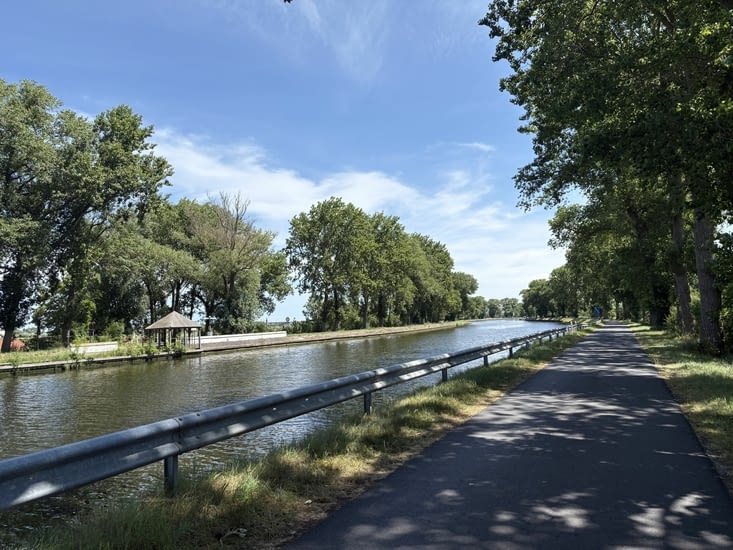 Le long du canal jusqu’à Bruges le vent dans le dos .
