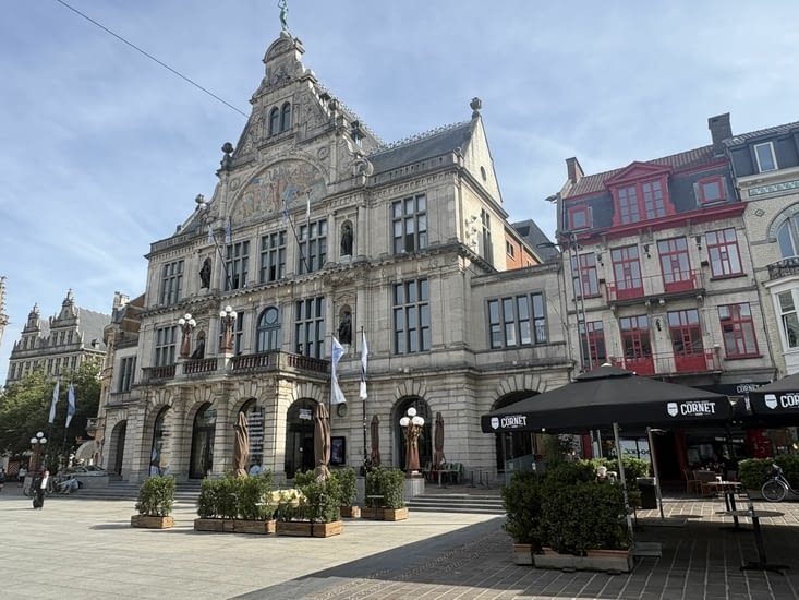 Avec une architecture flamande du même style que celle de Bruges.