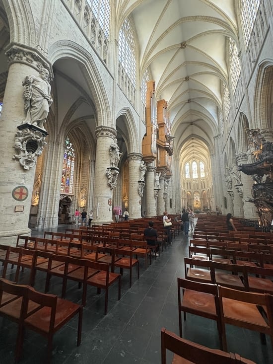 Poteaux monumentaux avec les douze apôtres .