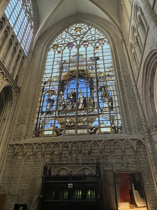 Vitraux îmmenses du 16 eme siècle .