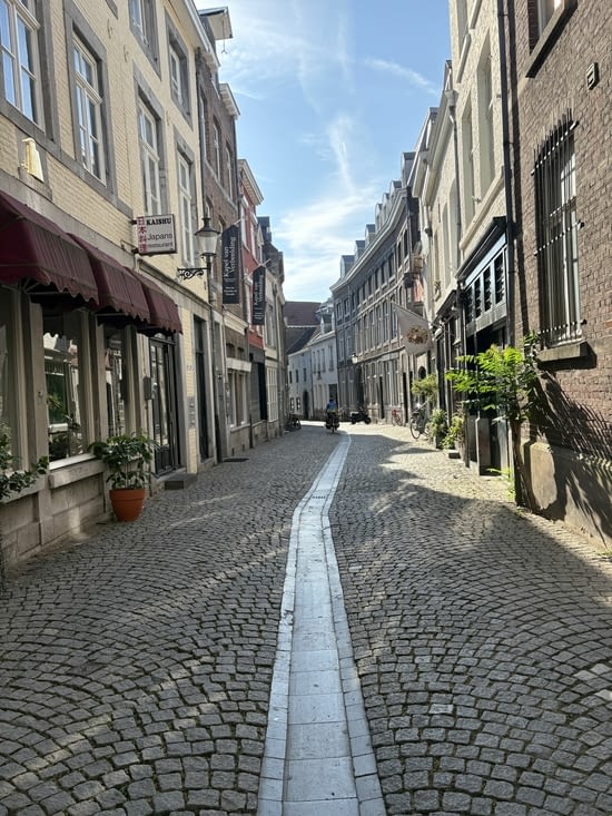 De belles rues pavées .