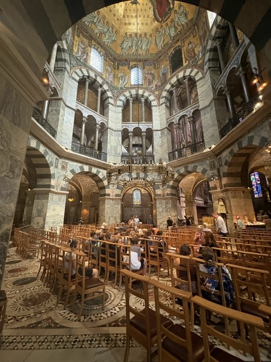 La Chapelle Palentine d’architecture carolingienne au cœur de la cathédrale.