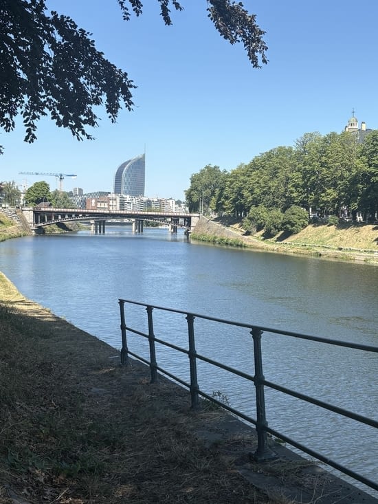 Arrivé à Liege . La Meuse et le bâtiment des finances