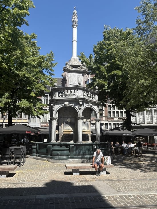 Le Perron.  Emblème de la ville.