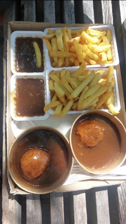 Les boulets sauce lapin , frites. Spécialités de la ville.