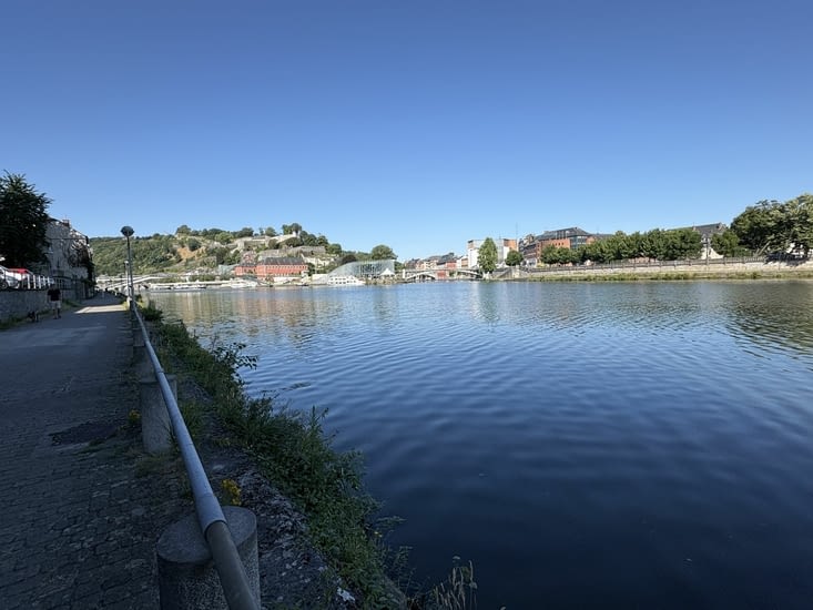Arrivé à Namur , la Meuse et son confluent la Sambre .