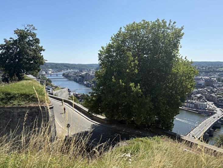 Assencion de la citadelle et vue sur la Meuse et une partie de la ville .