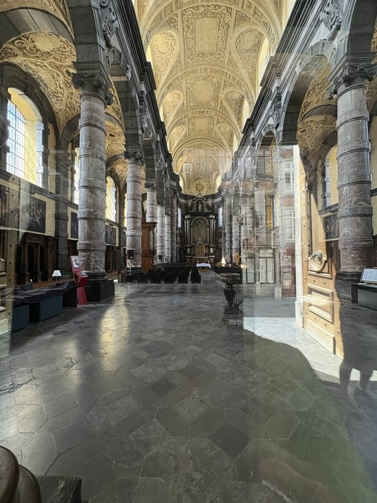 L’église Saint Loup , la plus belle église baroque de Belgique.