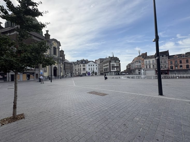La place Charles 2 … vide vieille et triste .