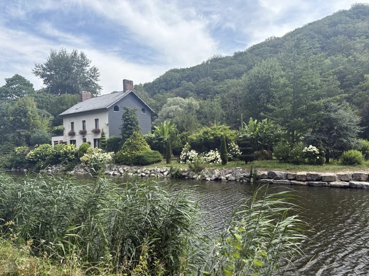 Le long de la Sambre vers l’ouest de Charleroi.