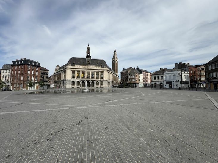 Les deux befrois, celui de gauche est classé à l’Unesco.
