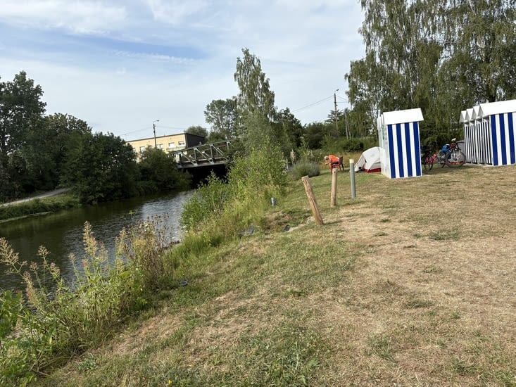Nous avons élu domicile derrière les cabines de plage.