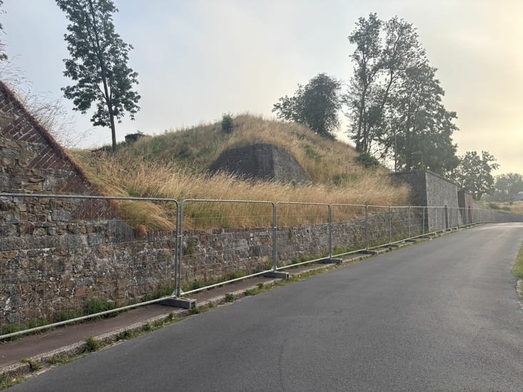 Contraste avec les fortifications Vauban.