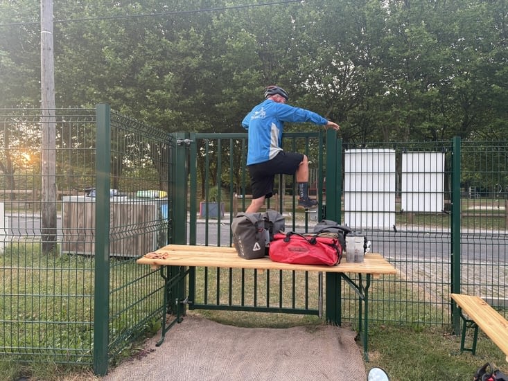Enfermés dans l’aire de bivouac .