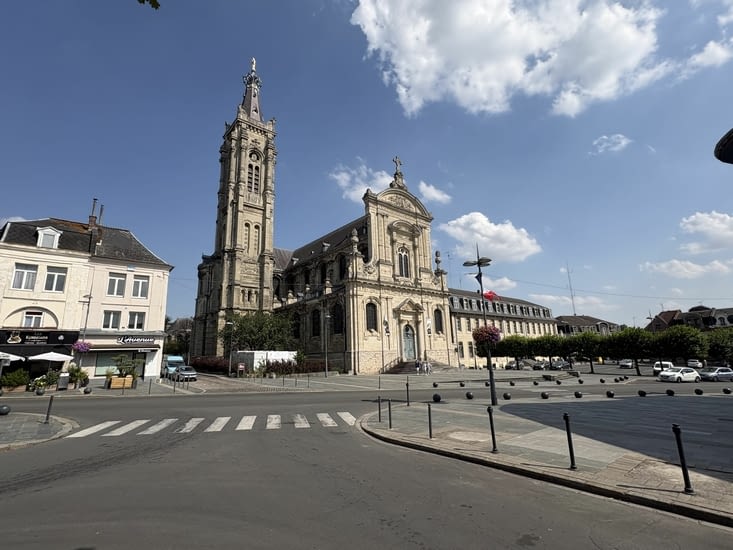 La cathédrale de Cambrai. .