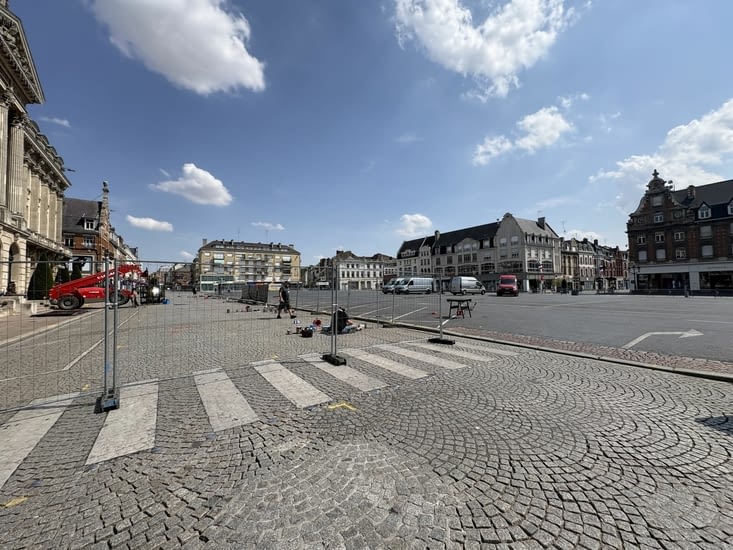 La grande place barricadée .