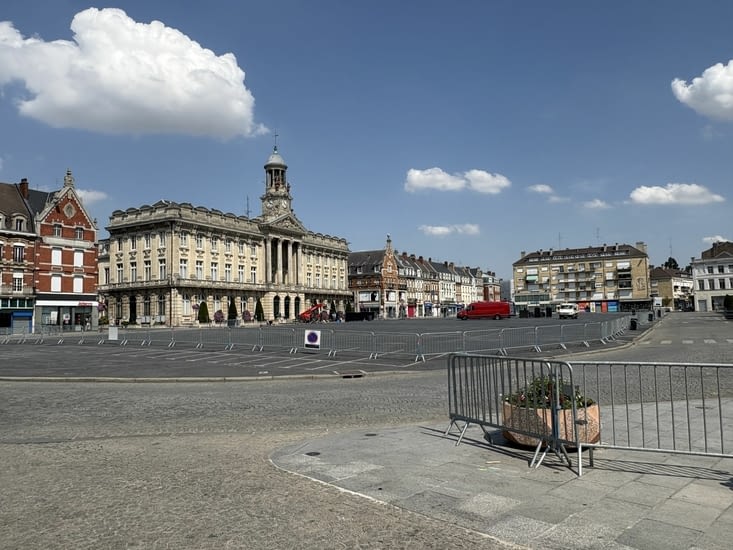 La grande place encore .