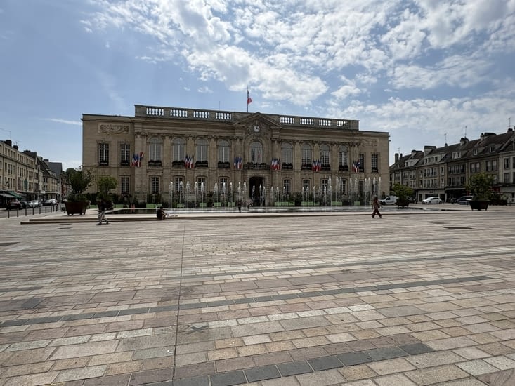 L’hôtel de ville sur la grande place Jeanne Hachette .