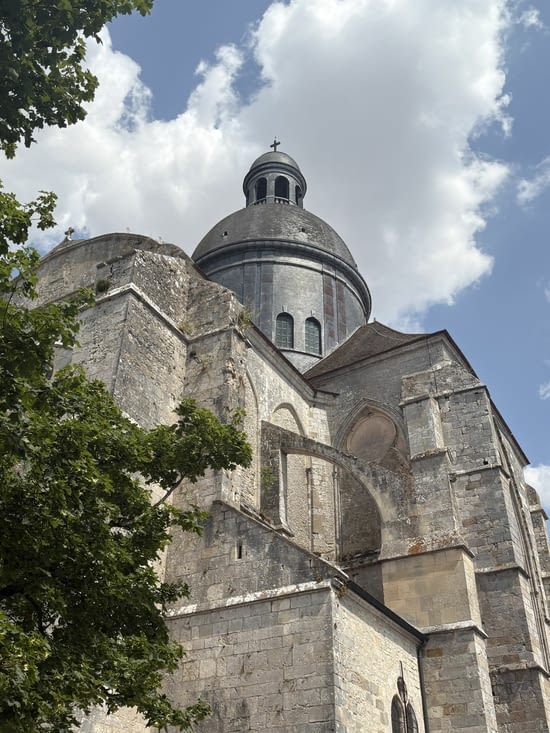La Collégiale Saint-Quiriace, inachevée .