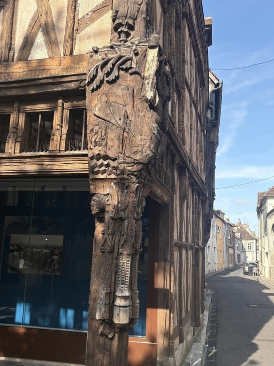 Ce poteau d’angle appelé poteau cornier est abondamment sculpté.