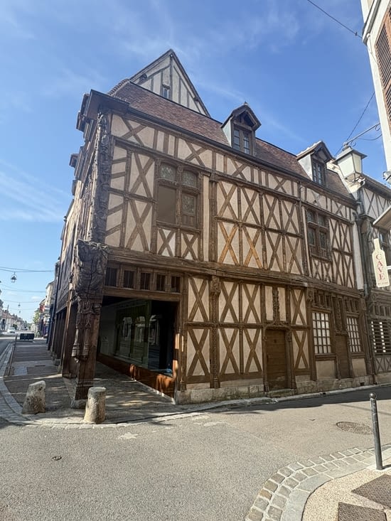 La maison d’Abraham . La plus ancienne maison à colombage de Bourgogne.