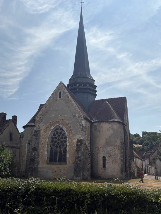 L’église de la Ferte Loupiere et son clocher recouvert d’ardoise .