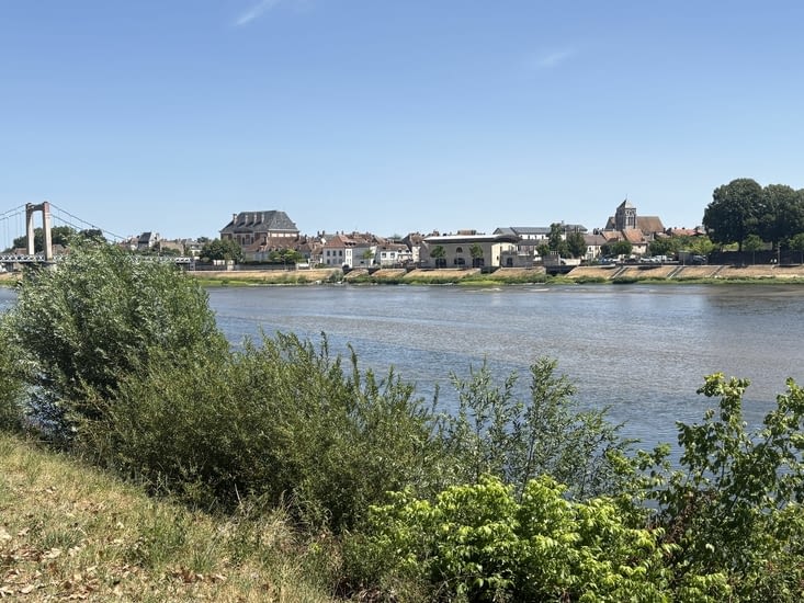 La Loire a Cosne Court sur Loire à midi.